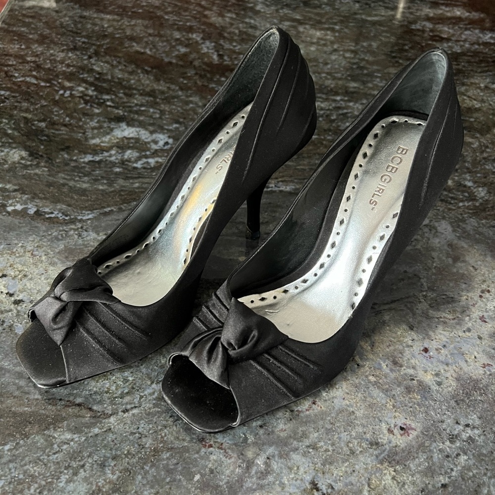 BCBG Peep Toe pump